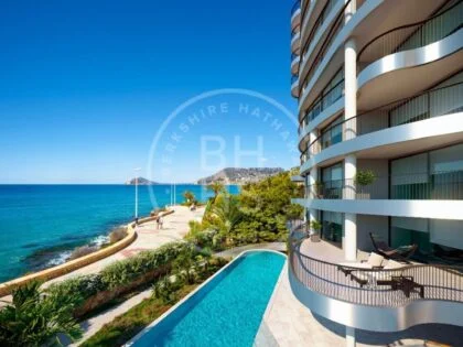 Vida de lujo frente al mar: Exquisito Apartamento de Nueva Construcción en Calpe