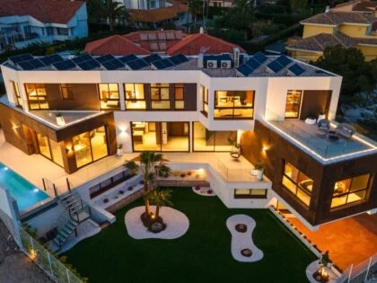 Elegancia elevada en Benidorm: Villa vanguardista con vistas al mar y a la ciudad