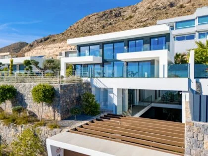 Exquisito Chalet en Venta en Urbanización Montroyal
