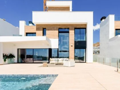 Lujosos chalets con vistas al mar en Benidorm: Su refugio costero de ensueño