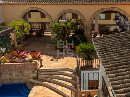 Se vende exquisita villa de 10 dormitorios en el casco histórico de Jávea con vistas al mar y a la montaña