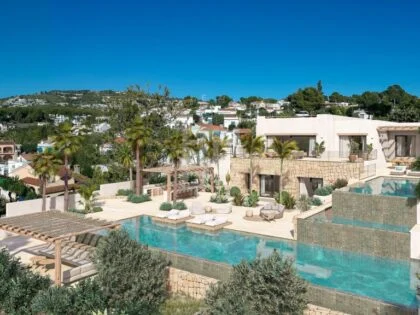 Villa de lujo de estilo ibicenco con espectaculares vistas al mar