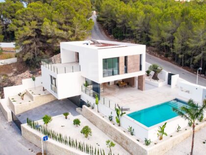 Adéntrese en el futuro con esta exquisita villa moderna lista para entrar a vivir en la codiciada localidad de Moraira