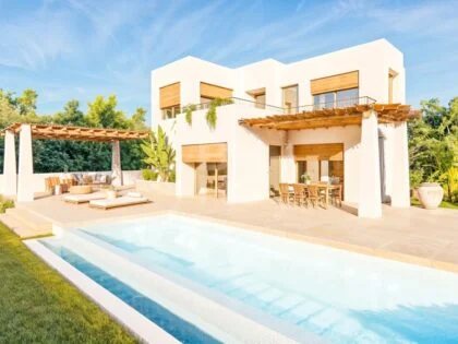 Villa de estilo ibicenco en Calpe: Un oasis sostenible para la vida moderna