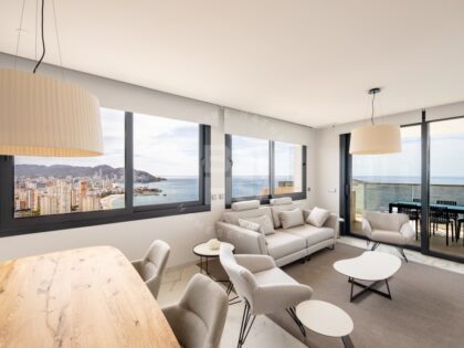 Descubra el lujo elevado en el exclusivo ático de la Residencia Sunset Cliff de Benidorm
