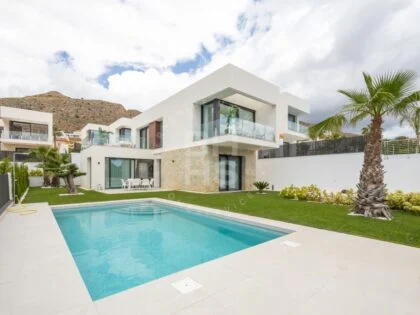 Sierra Cortina Santuario Tranquilo: Villas modernas con fascinantes vistas a la bahía de Benidorm