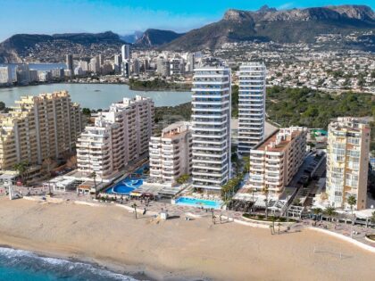Elegante Apartamento de 2 Dormitorios con Vistas al Mar en Calpe - Vida Mediterránea en la Playa de La Fossa