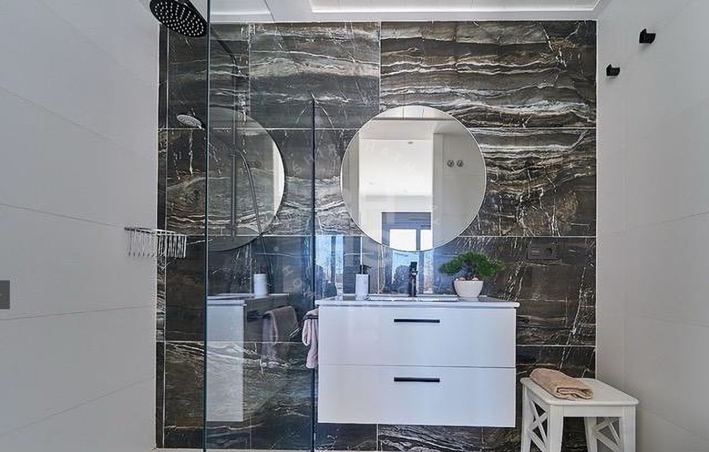 xlarge_CBNAAP1449_35538_V1_FB49