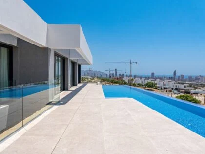 Villa moderna y elegante con vistas panorámicas al mar en Finestrat