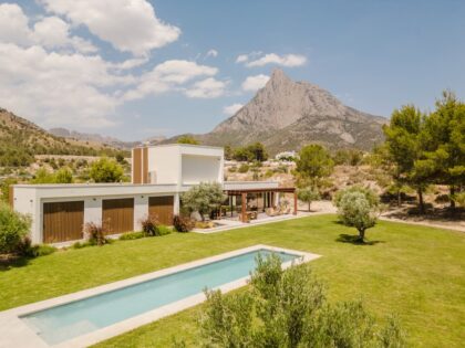 Elegant and Modern Villa in Finestrat – A Harmonious Blend of Comfort