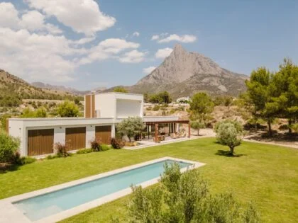 Elegant and Modern Villa in Finestrat – A Harmonious Blend of Comfort