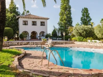 Villa Mediterránea con Amplios Terrenos y Piscina en Pedreguer–La Xara: Un Refugio Atemporal para la Vida en Familia