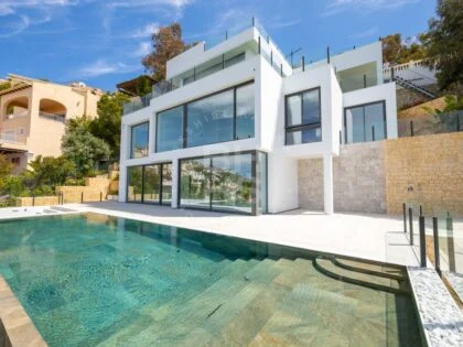 Elegancia sofisticada: Una impresionante villa en Altea Hills con vistas panorámicas al mar
