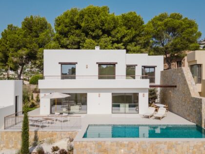 Sofisticado diseño mediterráneo con vistas al mar y una perfecta vida interior-exterior