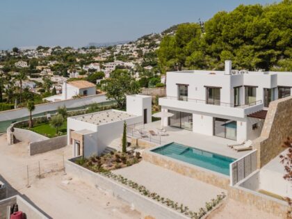 Sofisticado diseño mediterráneo con vistas al mar y una perfecta vida interior-exterior