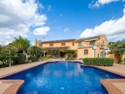 Finca Rústica en Venta en Pedreguer - Amplia Casa Familiar con Jardín