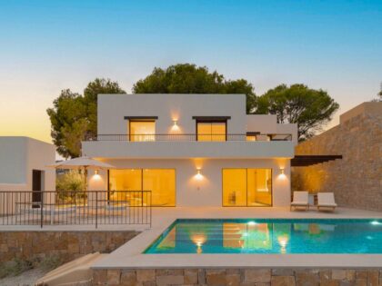 Villa mediterránea contemporánea con vistas al mar y amplio solarium en Moraira Natura