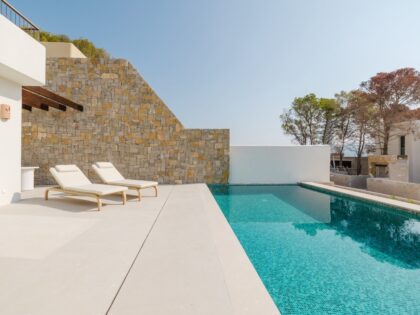 Moderna Villa Mediterránea con Amplio Solarium y Vistas al Mar en Moraira Natura