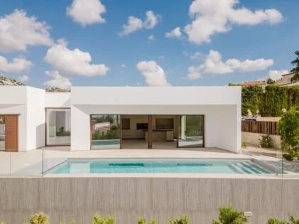 Moderno chalet de una sola planta con garaje para seis coches cerca de la playa de La Fustera