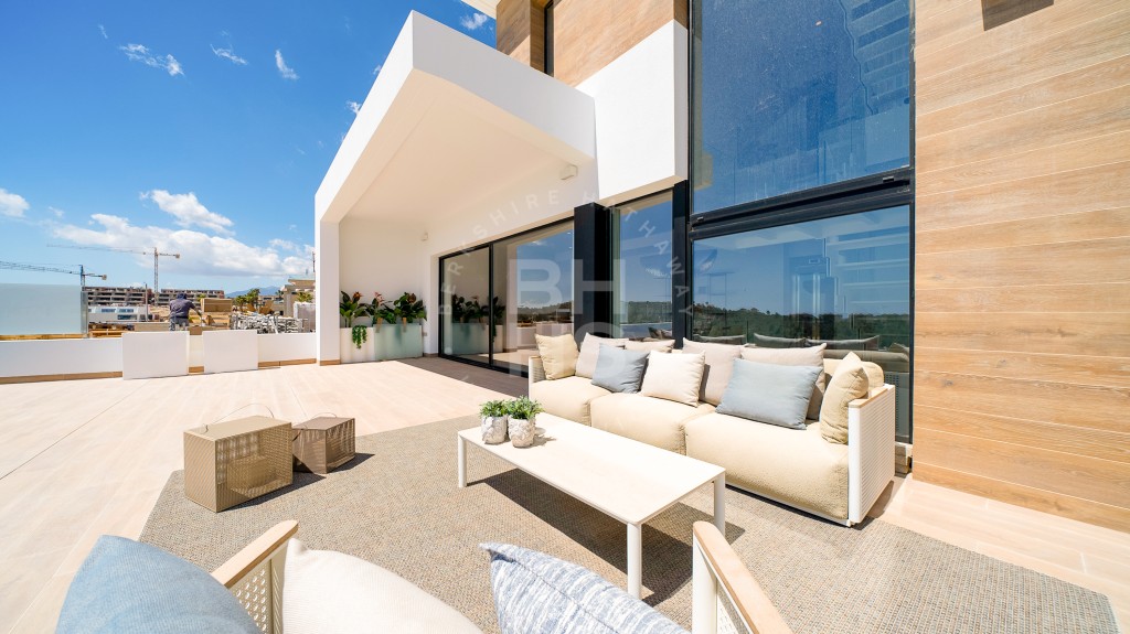 Lujosos chalets con vistas al mar en Benidorm: Su refugio costero de ensueño