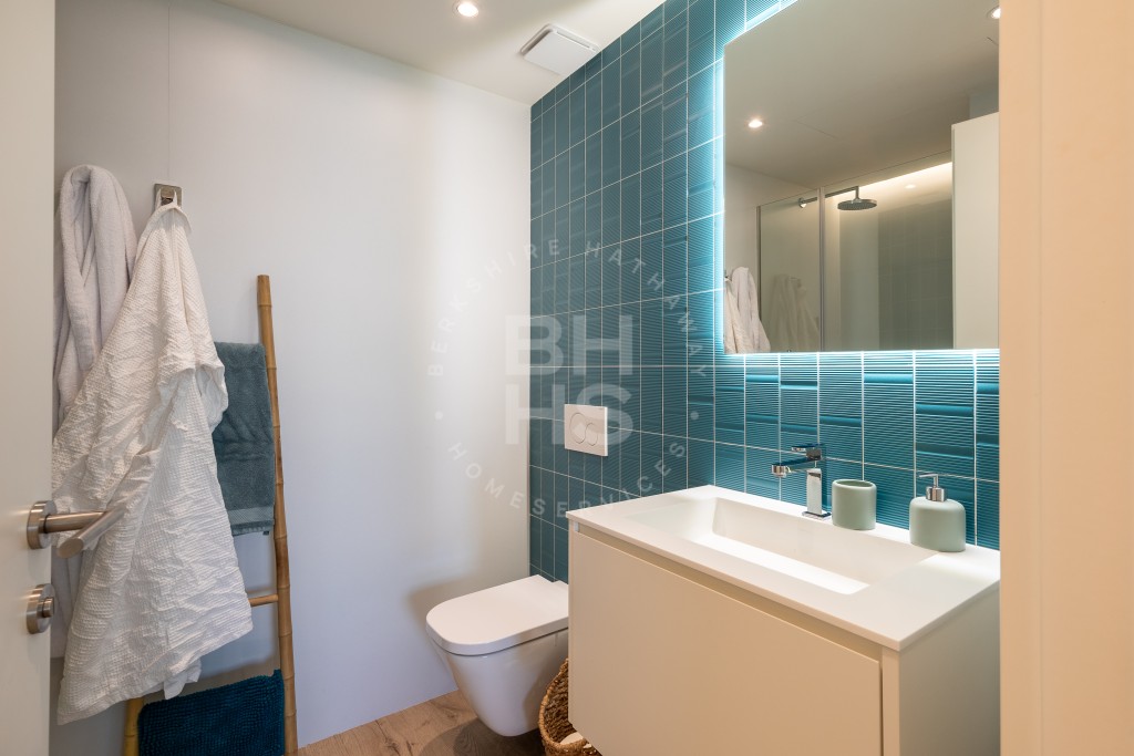 xlarge_CBNAAP1081_23817_V0_64C9