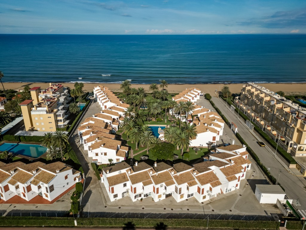 Exclusivo bungalow frente al mar en Dénia con acceso directo a la playa de arena fina