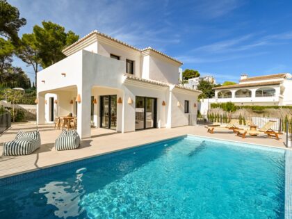 Oasis ecológico en El Portet de Moraira - Vida lujosa y sostenible cerca de las playas mediterráneas