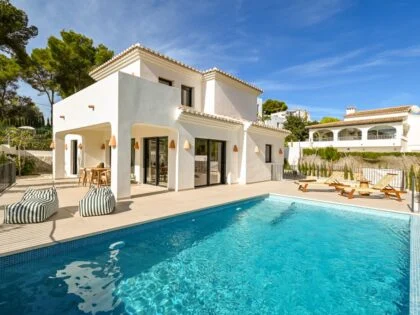 Oasis ecológico en El Portet de Moraira - Vida lujosa y sostenible cerca de las playas mediterráneas