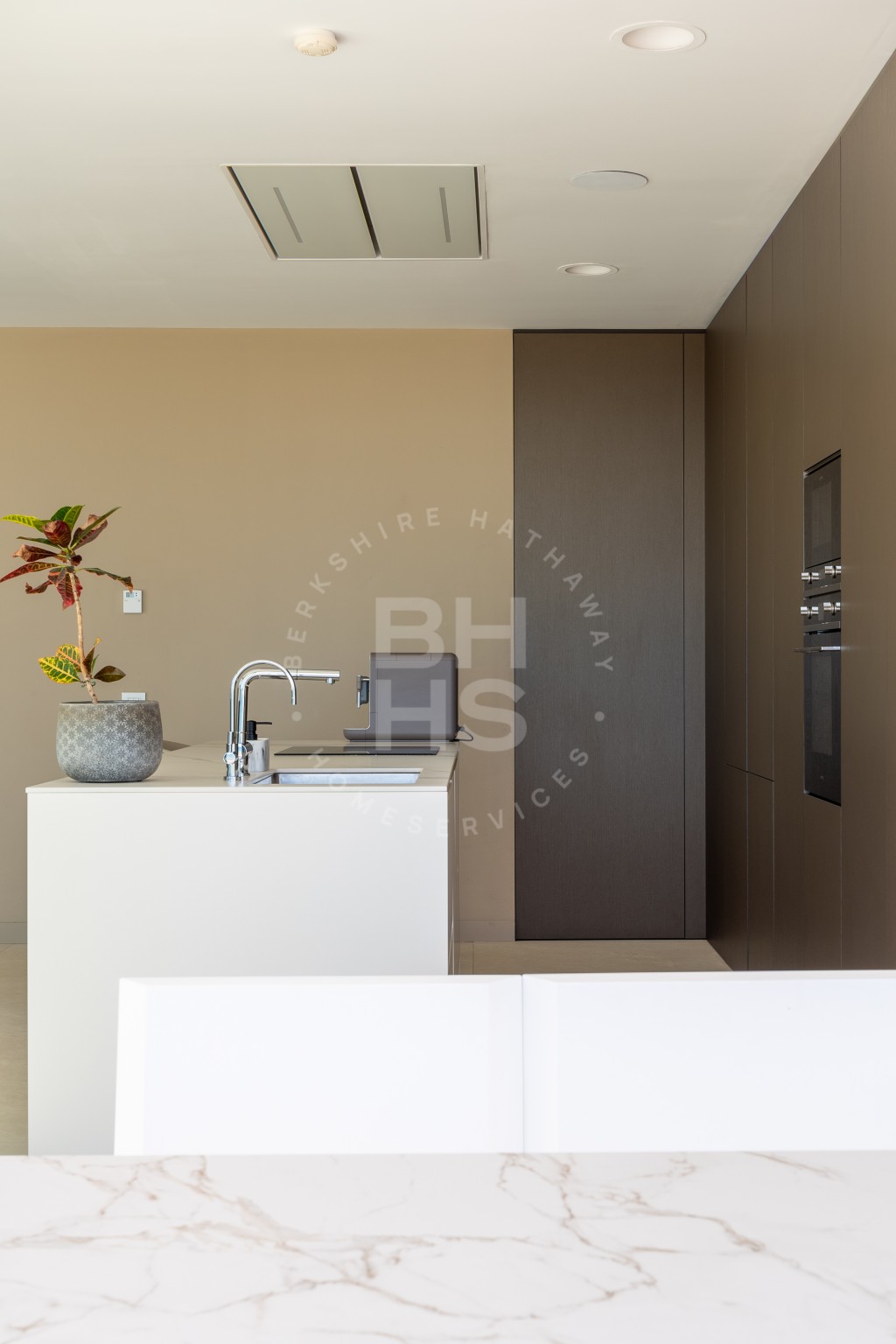 xlarge_CBNAAP1374_38028_V0_B28D