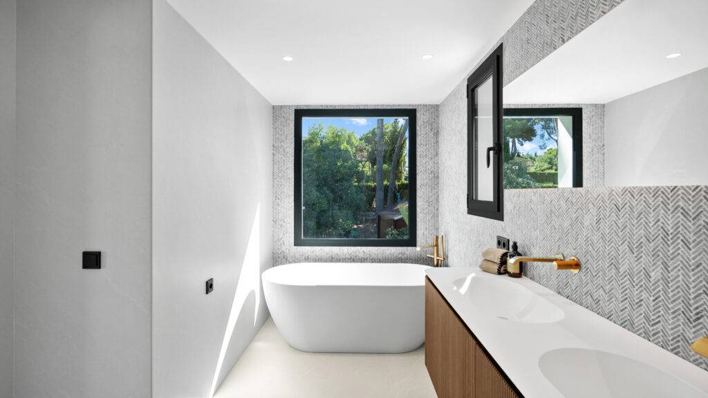 xlarge_CBNAAP2002_54349_V0_2440