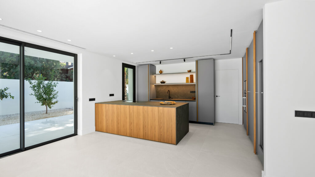 xlarge_CBNAAP2002_54376_V0_A4D8