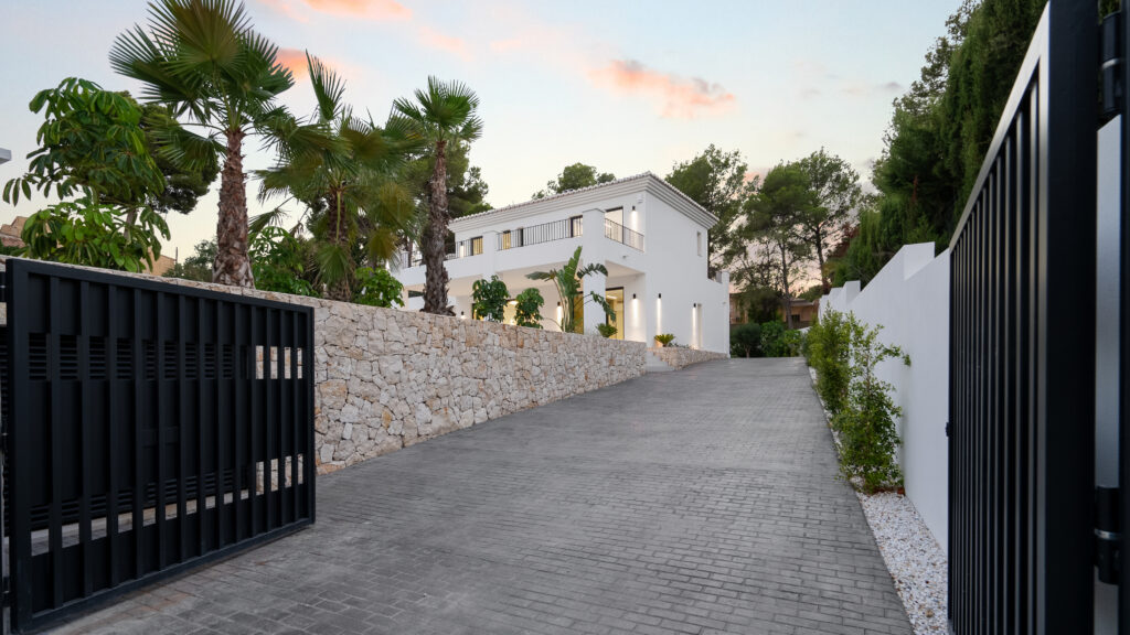 Villa de Lujo en Venta en Moraira (Moraira - Area Residencial Exclusiva) - Un Retiro Mediterráneo de Estilo y Serenidad