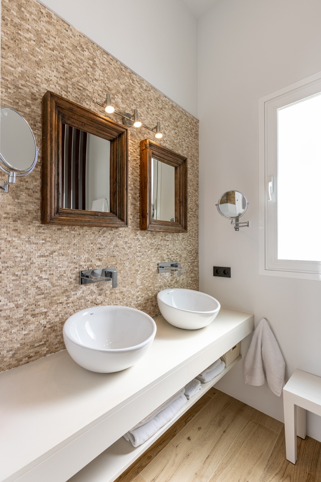 xlarge_CBNAAP2003_54418_V0_1D11