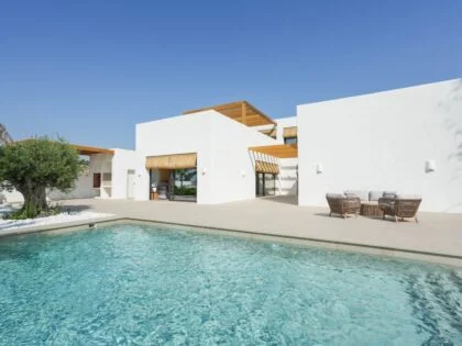 Elegante Villa de Estilo Ibicenco en Venta en Moraira - Una Sinfonía de Lujo Moderno y Confort