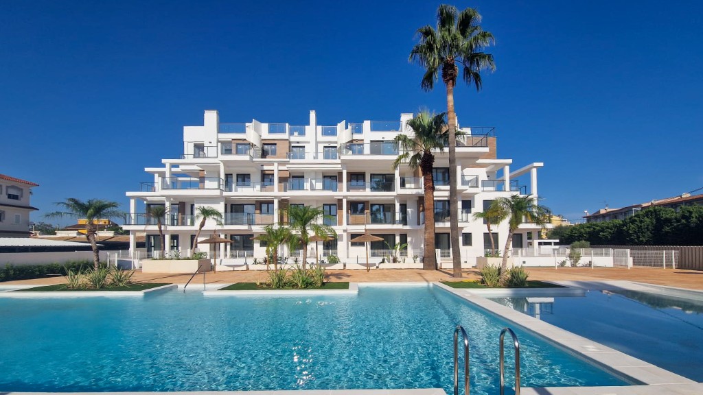 Apartamento Moderno de Tres Dormitorios en Denia – Confort y Calidad en la Costa Blanca