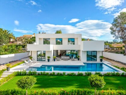 Elegante Villa Independiente con Piscina en el Corazón de Moraira