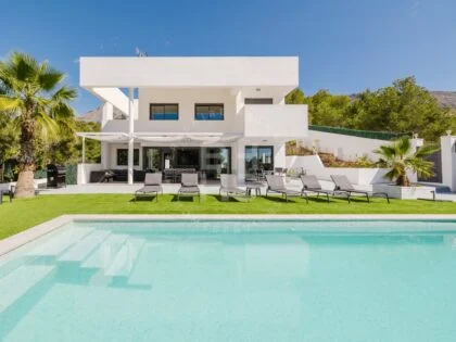 Villa moderna con vistas al mar y exuberante vegetación en Altea - La Galera de las Palmeras