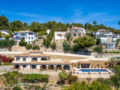 Encantadora Villa con Vistas Panorámicas al Mar desde el Peñon de Ifach hasta la BahIa de Moraira
