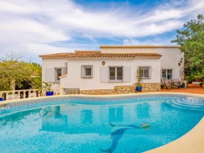 Encantadora villa de una sola planta con piscina e impresionantes vistas al Montgó en Dénia