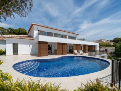 Villa en Venta en Moraira - Urbanización Privada con Vistas al Mar