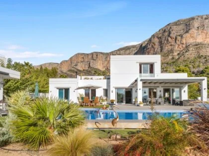 Moderna villa mediterránea con piscina