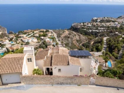 Villa de tres dormitorios con espectaculares vistas al mar en venta en Cumbre del Sol