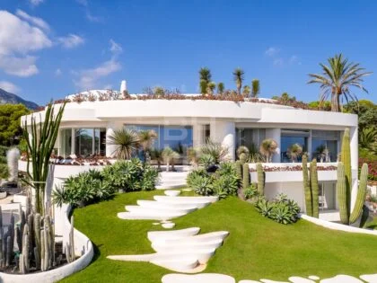 Una residencia de coleccionistas en la orilla de Les Rotes