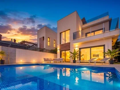 Moderno Chalet Independiente con Vistas Panorámicas al Mar - Balcón de Finestrat