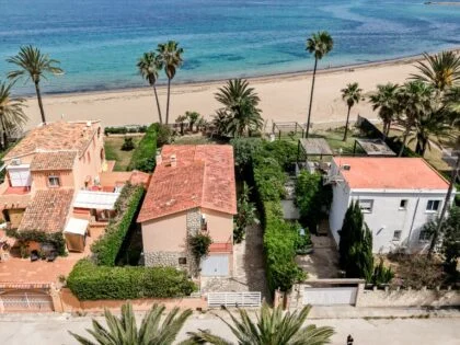 Chalet en Primera Línea de Playa frente al Mar en Dénia – Vivir el Mediterráneo desde tu Propio Hogar