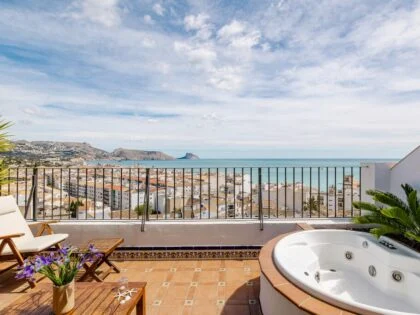 Encantador adosado en el casco antiguo de Altea con estilo de vida mediterráneo y elegancia costera