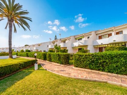 Adosado de dos plantas con jardín privado en Les Marines