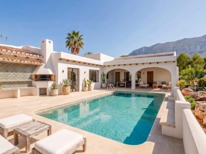 Chalet de una sola planta con vistas al Montgó en Dénia - una oportunidad de renovación con gran potencial