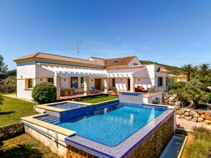 Villa de lujo con vistas al mar en Dénia con piscina infinita