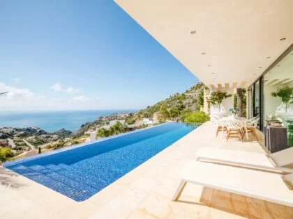 Moderna villa de 4 dormitorios con vistas al mar en Cumbre del Sol con piscina infinita y apartamento de invitados